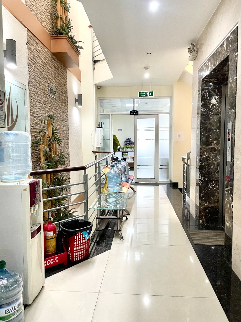 Hành lang tầng 5 cạnh thang máy và hệ thống PCCC